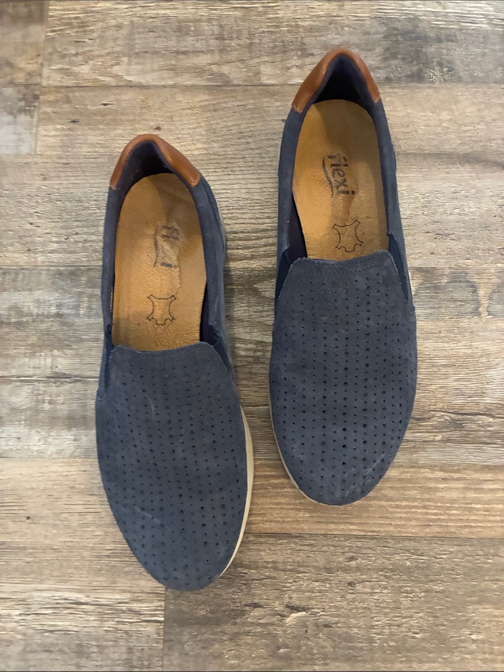 Flexi Navy Perforated Slip-On Loafers with Brown Heel Trim Sz 9.5 Made in Mexico